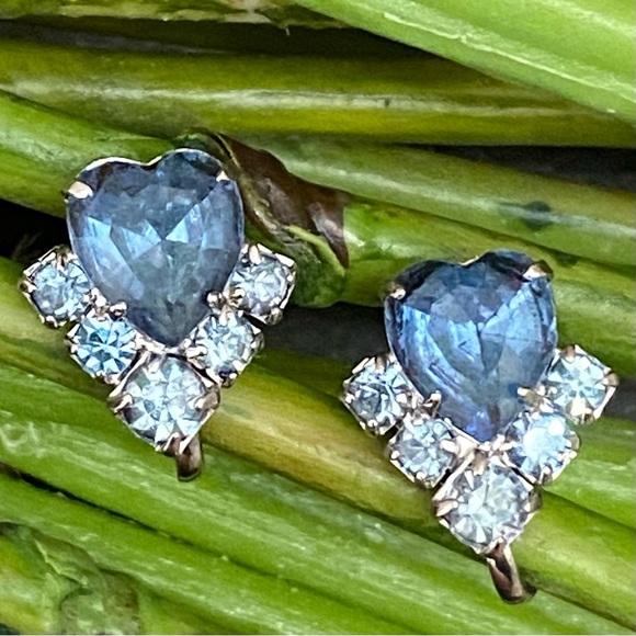 Vintage Unsigned Blue Topaz Heart-shaped Rhinestones Screw Back Earrings - Picture 6 of 10